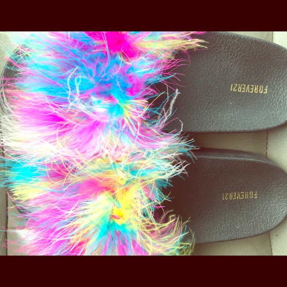 NWOT- Beautiful Feathery Sandals 👡 - Picture 1 of 3